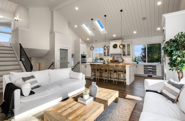 Luxury Martha Lake View Home w/Hot Tub
