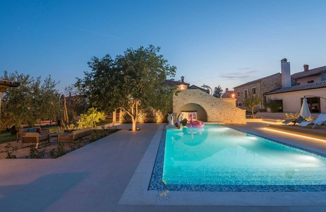 Villa de luxe méditerranéenne de 4 chambres pour 8 personnes avec sauna et piscine chauffée