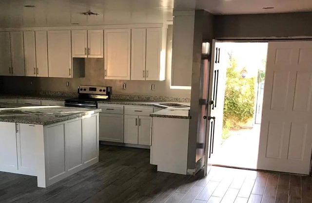 Luxury Mid-Term Stay - Golf, Spa & Pool, Pet Friendly, Walkable, Playground