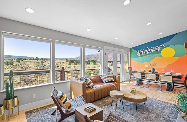 Luxury Moab Home, Stunning Views, 7 bd, sleeps 26