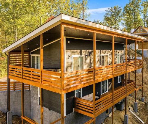 Luxury Modern Gatlinburg Cabin Hot Tub and Sauna