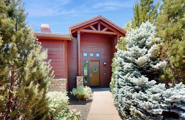 Luxury modern home close to golf courses, hiking, water activities, & downtown