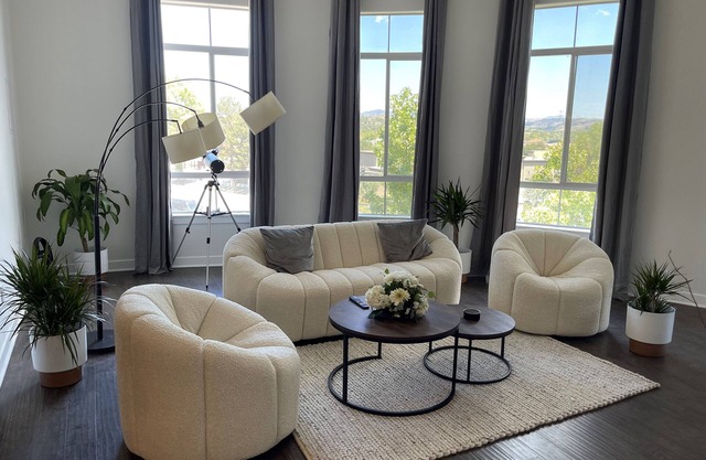 Luxury Modern Penthouse 5 min from Magic Mountain in resort style gated complex