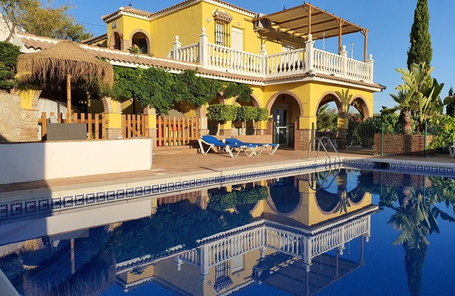 Villa moderne de luxe pour les familles / Grande piscine privée / Bar à thème / Vue imprenable