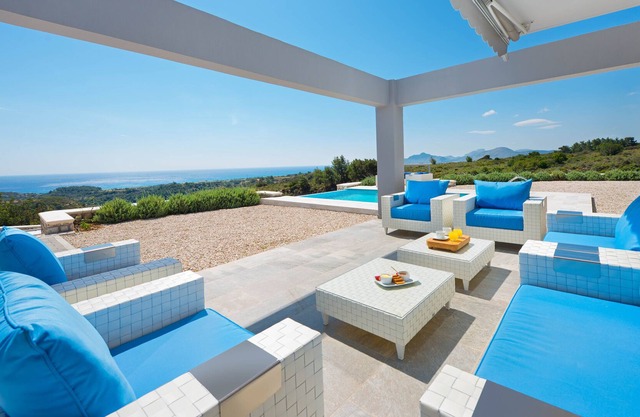 Villa moderne de luxe avec vue sur la mer à seulement 7 minutes en voiture du centre-ville de Faliraki!