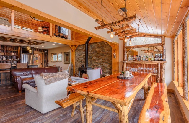 Chalet de luxe avec vue, poêle à bois, foyer, cuisine haut de gamme, à proximité du ski