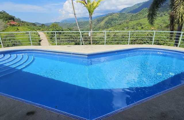 Nouvelle maison de montagne de luxe avec vue sur l'océan Pacifique et la forêt tropicale