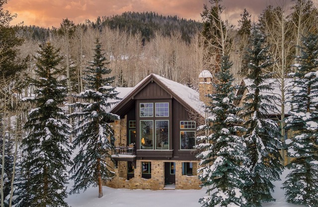 6BR Luxury Mountain Home + Spectacular Grounds + Hot Tub – Fortuna Lodge