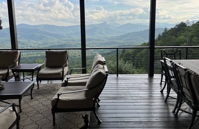 Luxury mountain home w/ great long range views!