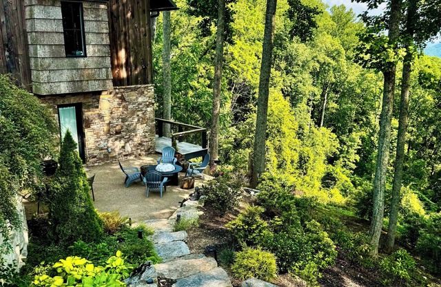 Luxury Mountaintop 5 min. from downtown. New Luxury rustic modern 800 SF. Views.