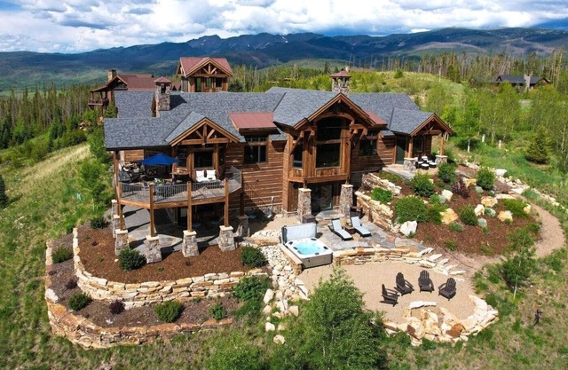 Luxury MountainTop Estate * Pano Views * Hot Tub * Wine Room