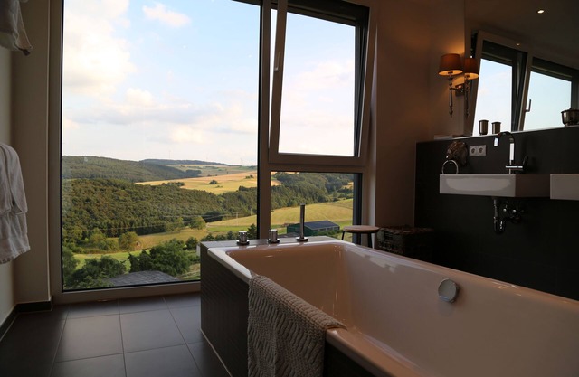 LUXE NOUVELLE CONSTRUCTION dans un emplacement privilégié: Eifel, Nuerburgring, A61, vue panoramique