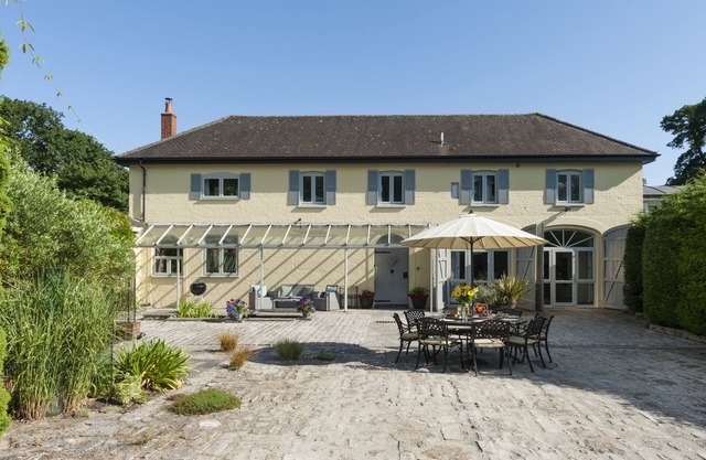 Luxury New Forest Cottage. 4 bedrooms. 10 mins to beach.
