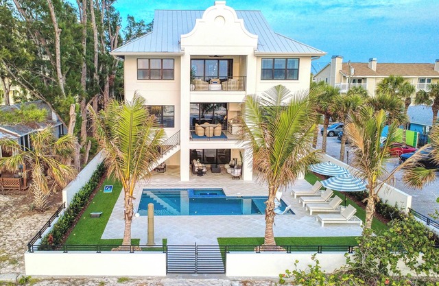 Luxury New Beach House w/ Private Pool. Direct Views of the Gulf of America!