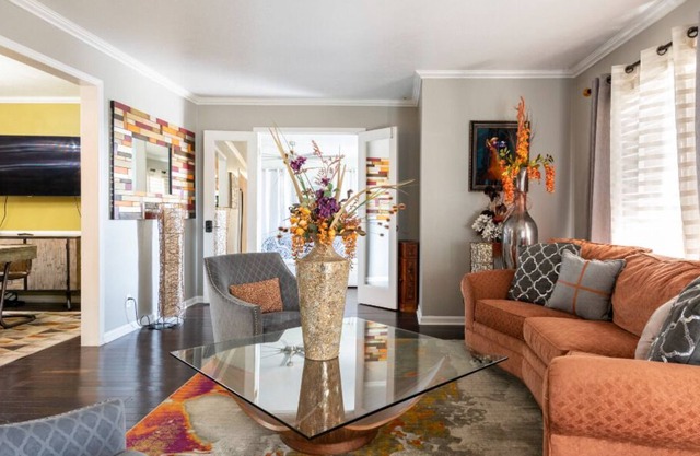 Luxury Newly Remodeled House w/ lrg deck and fenced yard