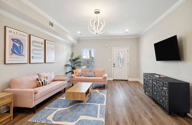 Luxury NOLA Group House w/Parking, Balcony, King suite and 5 en-suite baths