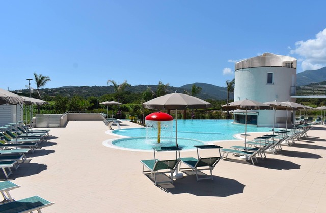 Oasis de Luxe : Appartement avec Terrasse et Piscine Enchanteresse à Hyéle!
