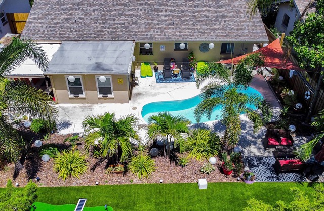 Cozy heated pool oasis near beach with putting green