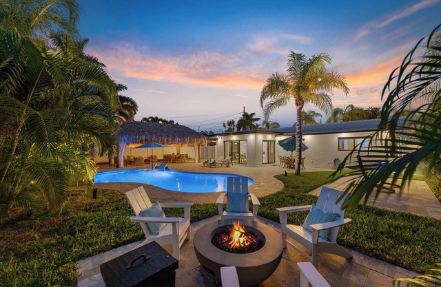 Luxury Oasis~Min to Beach~Fire Pit~Heated Pool