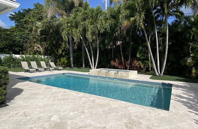 ** NOUVELLE LISTE ** MAGNIFIQUE MAISON AVEC PISCINE CHAUFFANTE ET CUISINE EXTÉRIEURE À LA PLAGE ET LA VILLE