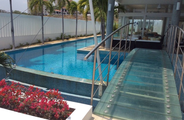 Maison de luxe face à l'océan. Escalier privé vers la plage et l'océan Pacifique chaud.