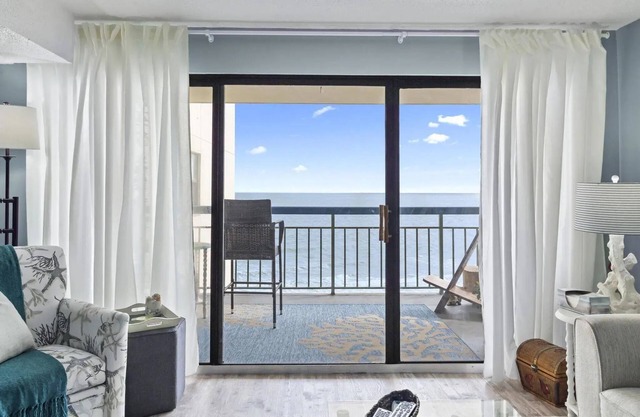 Luxury OCEAN FRONT, Excellent view! Everything your vacation should be!!!