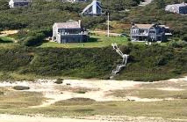 LUXURY OCEANFRONT ESTATE! À quelques pas de votre propre plage privée! Récemment rénové!