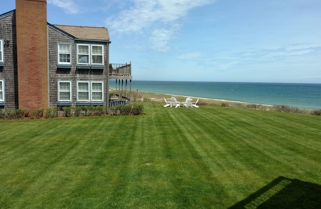 LUXURY OCEANFRONT ESTATE! À quelques pas de votre propre plage privée! Récemment rénové!