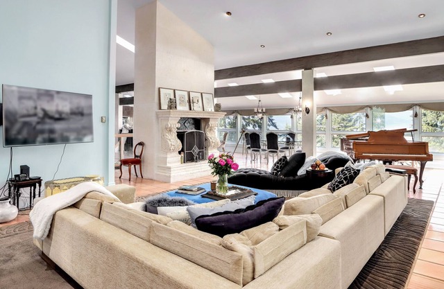 Luxury oceanview entertainment home by skiing, hiking 5 min to beach