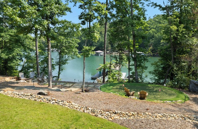 Lake Keowee LUXURY. Sleeps 18. Incredible views. Putting green. Near Clemson.