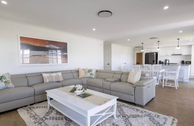 Luxury on Lesmurdie - Close to Zoo & Golf Club