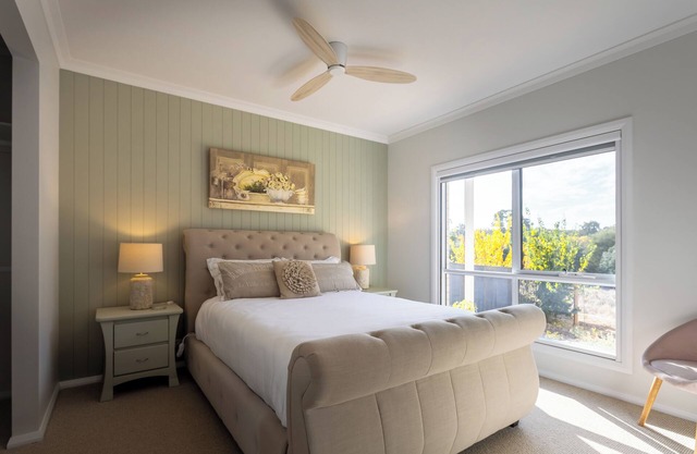 Luxury On Lyons - centrally located in a beautiful bush setting.
