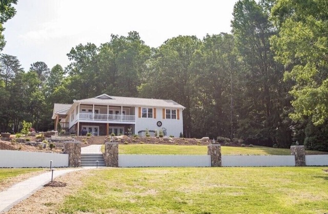 Luxury on the Lake! Hot Tub, Fire Pit, Boat Dock, Pool Table etc.