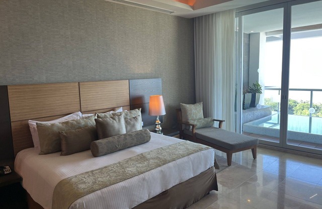 Luxury One Bedroom suite in Vidanta Resorts - fantastic beach pools restaurants