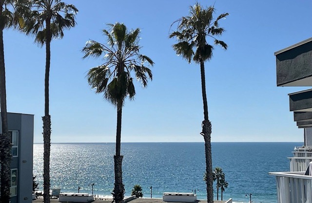 Luxury One Bedroom Beachfront Condo at Redondo Beach PIer