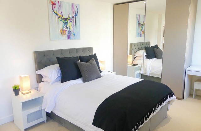 Luxury Penthouse w/ Balcony | 2x Free Parking | 3 minutes to Mainline Station