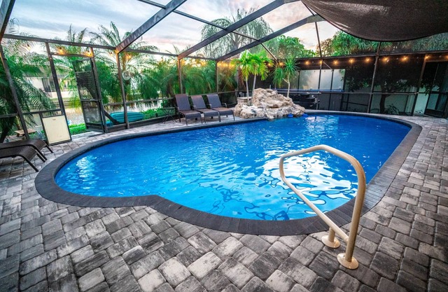Accueil Waterfront Pool avec TROIS LITS KING Piscine chauffée gratuite, bain à remous pour 10 personnes *