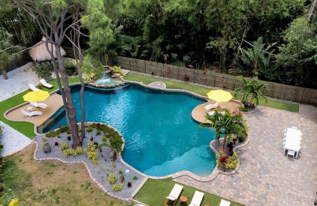 Luxury Paradise - Resort style Heated Pool and Spa