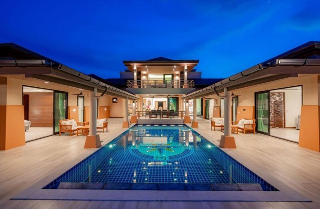 Luxury Peninsula Near The Beach
