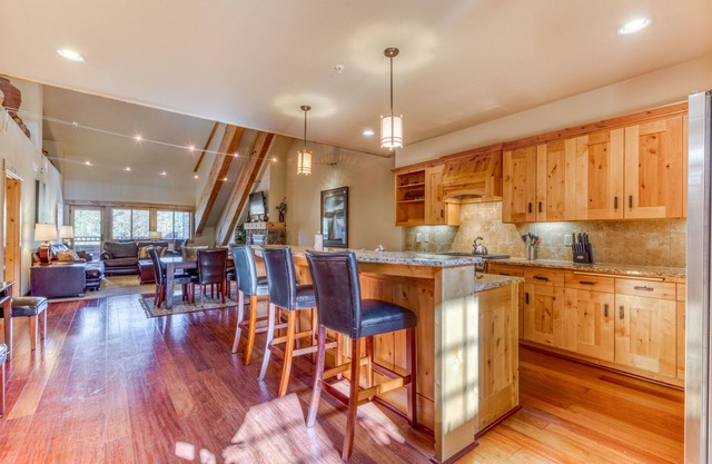 Condo penthouse de luxe avec piscine partagée / bain à remous et grand mt. vues!
