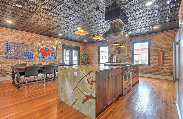LUXURY Loft. Sleeps 10. Private Patio. Downtown Bristol TN. Great 4 Casino/BMS
