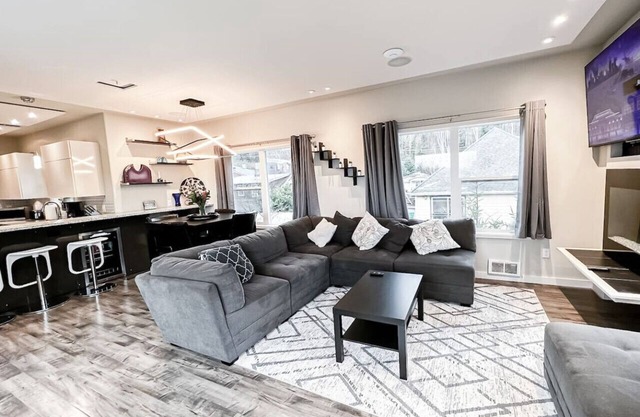 Condo moderne au dernier étage avec vue sur la montagne et la rivière