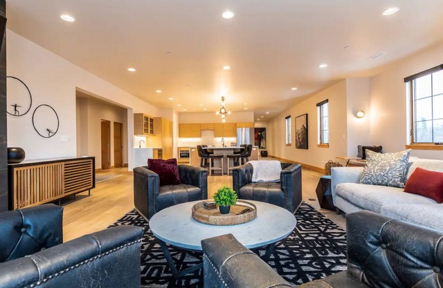 LUXURY Penthouse w/hot tub overlooking Whitefish, close to Glacier. 3/3.5bath