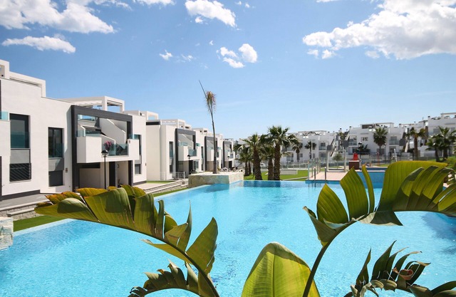 Luxury penthouse with sea, pool and garden views, 2 bedrooms, solarium, parking.
