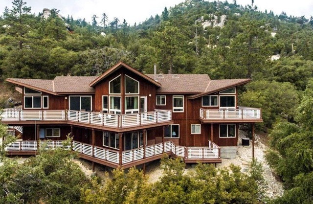The Pinnacle: Luxury Home w / Stunning Views, Spa & Ping-Pong Table, sleeps 16