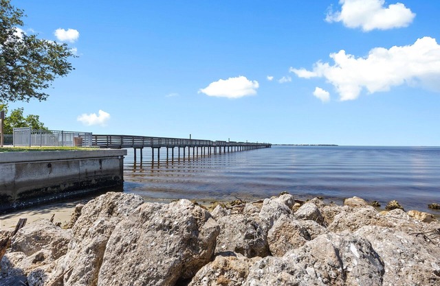 Luxury Place - 23017, one block away from Bayshore Park. 3/4 ml of Punta Gorda.