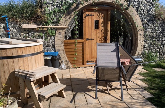 Cosy escape heated luxury pod and hot tub