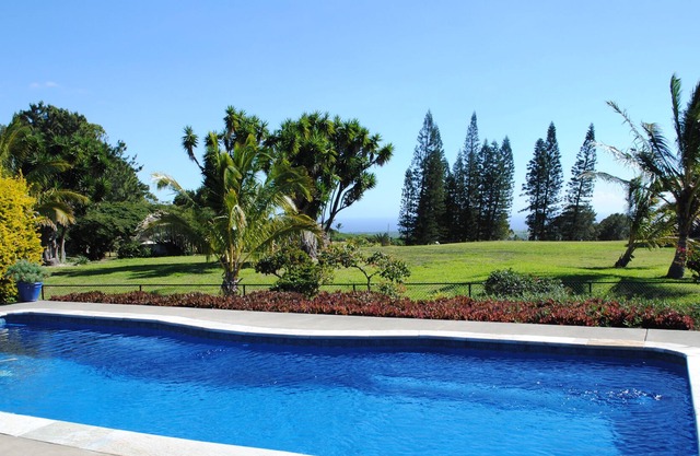 Luxury, pool, 3 Bed, 2 Bth, call to 150 countries, 500Mbps web, 300 channels