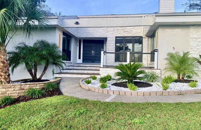 Luxury Pool Villa in Upscale Tampa Centrally Located