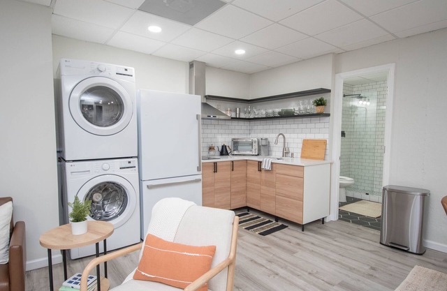 Luxury Private 1 Bedroom 1 Bathroom Apartment with Gym and Washer Dryer in Unit